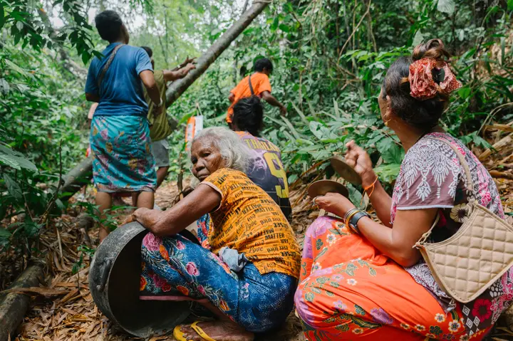 Groupe de personnes dans la forêt