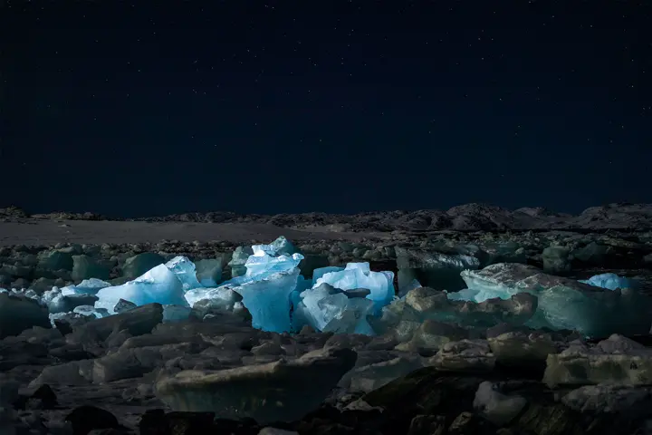 06_Serminnguit---The-Tiny-Bergs,-2013-aus-dem-Zyklus-„Stella-Polaris“-©-Nomi-Baumgartl_Leica-Galerie-Wetzlar-2022.jpg