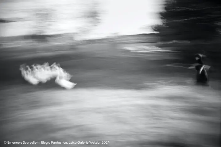 Disappearing scene captured in black and white by Emanuele Scorcelletti