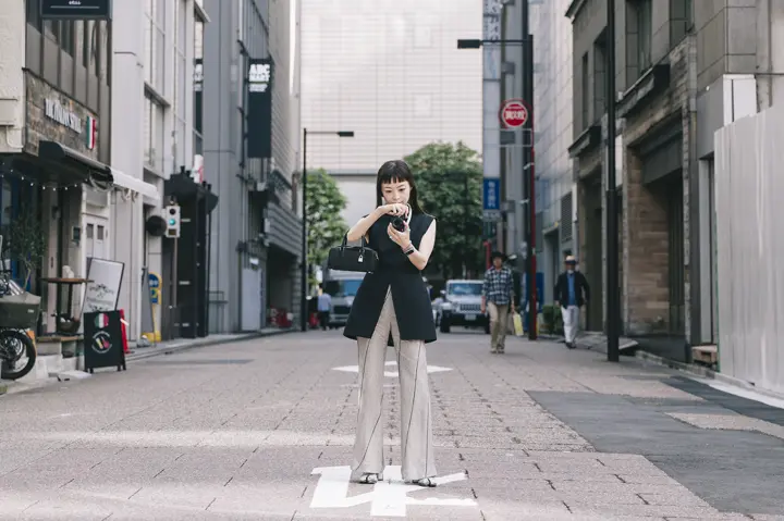 Nagisa Ichikawa is taking a picture with the Leica D-Lux 8.