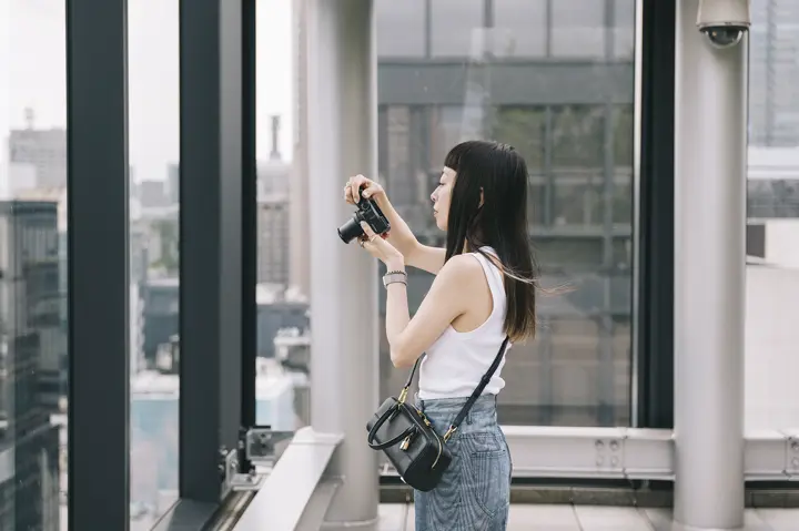 Nagisa Ichikawa is taking a picture with the Leica D-Lux 8.