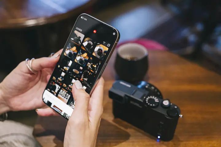 Leica FOTOS seamlessly connected with Leica D-Lux 8.