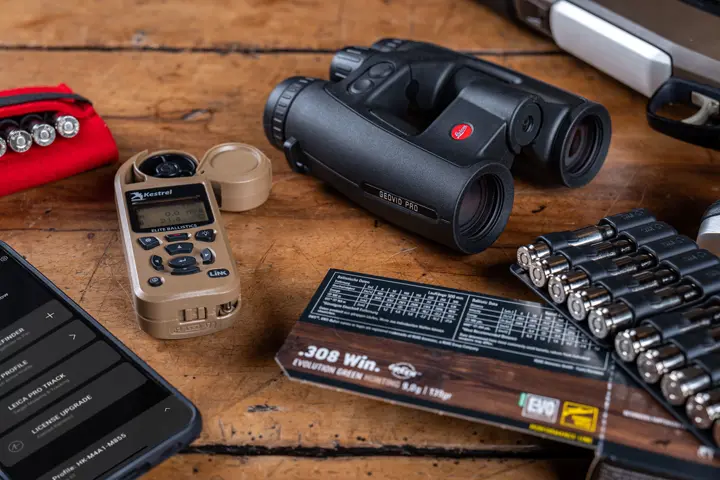Leica-Hunting-Binoculars_Geovid-Pro_on_a_table