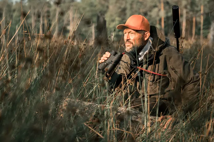 Hunter-observes-a-light-through-Geovid-R-hunting-binoculars