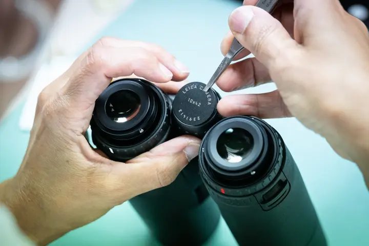 Leica-employee-manufactures-Geovid-R-hunting-binoculars