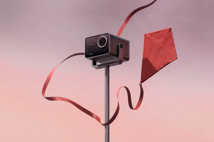 Red Kite behind Cine Play 1