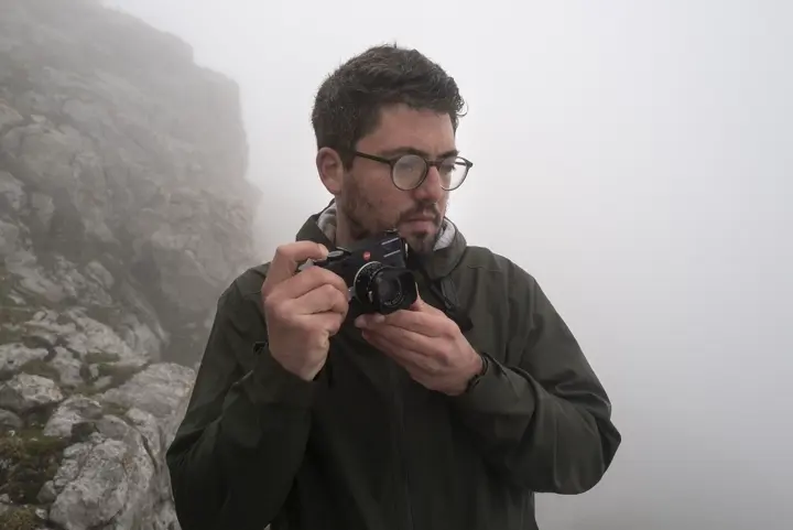 Photographer Dominic Nahr in a foggy landscape