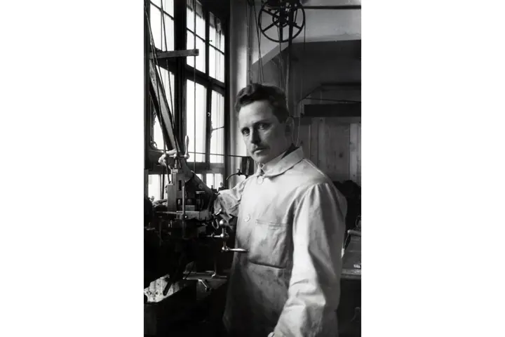 Portrait of Oskar Barnack at work in 1915