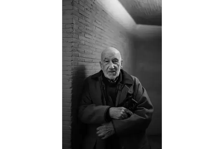 Portrait of Gianni Berengo Gardin in black and white.