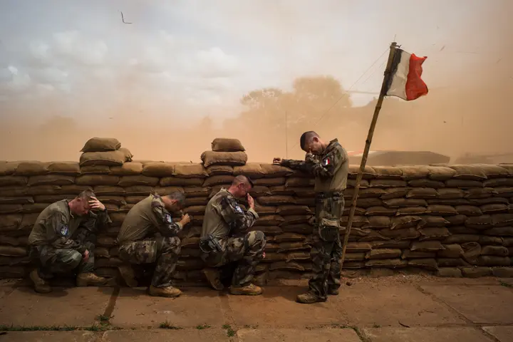Weeping soldiers behind a wall