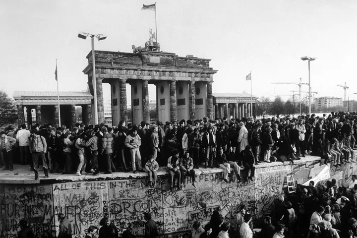 Many people on the wall in front of the Brandenburg Tor