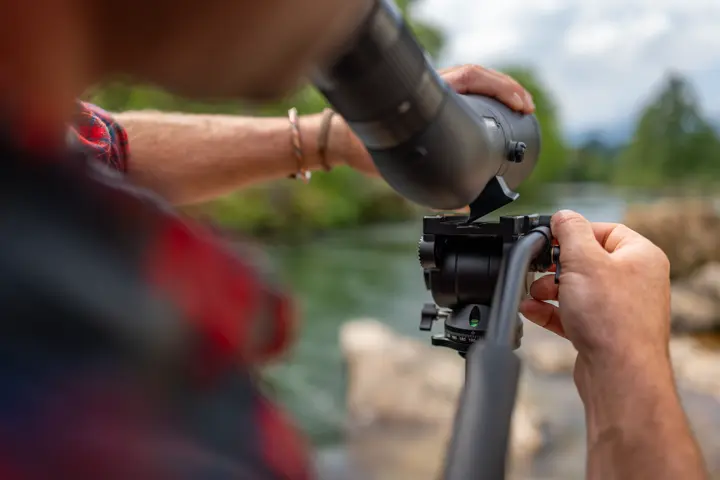 Man is putting his APO-Televid on the tripod