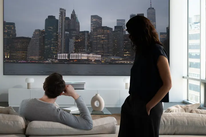 Couple watching a movie on the Leica Cine 1 at home