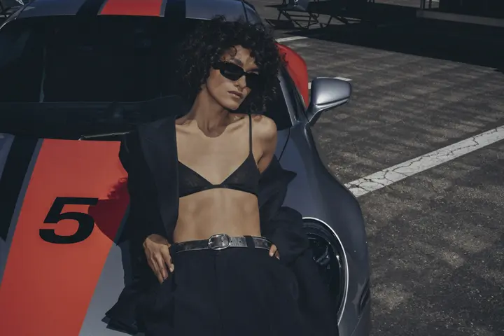 Mannequin posant sur une voiture de course