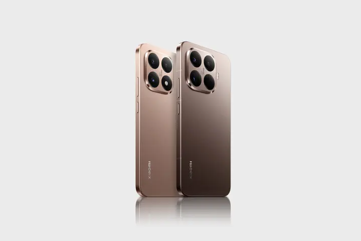 Xiaomi 15T and 15T Pro standing beside each other.
