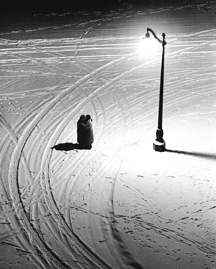 Embrace--Paris-1934
