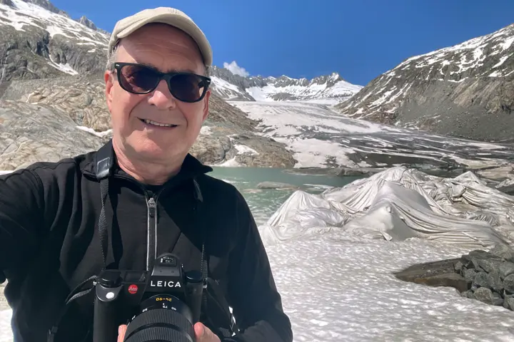 Photo of the german photographer Thomas Wrede, holding his Leica SL3