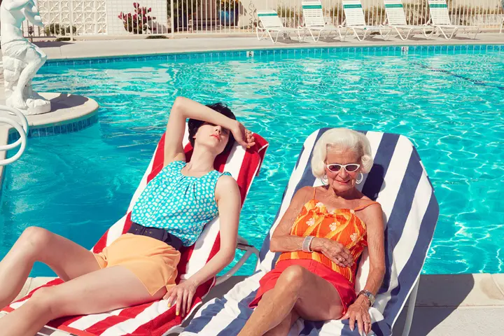 Femmes au bord d'une piscine