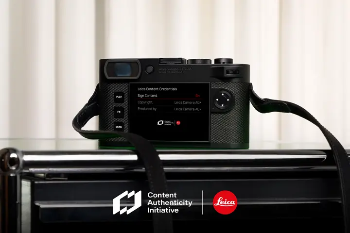 Display of M EV1 showing Leica Content Credentials