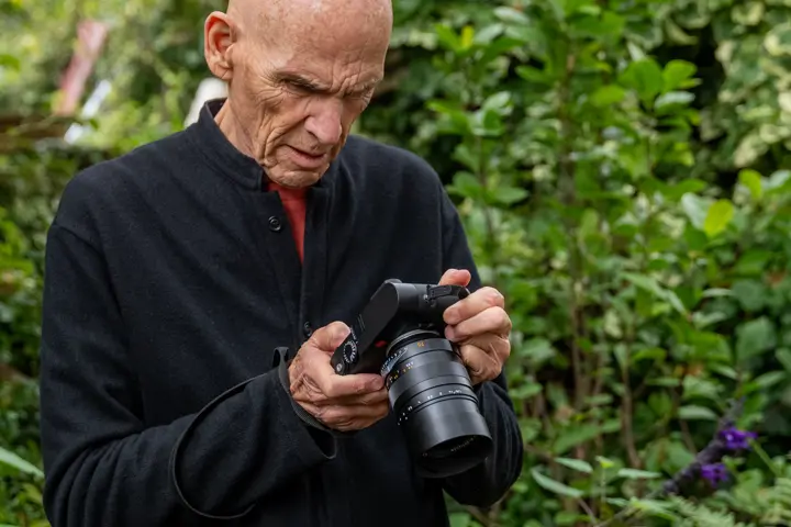 Joel Meyerowitz inspects his shots on the camera screen.
