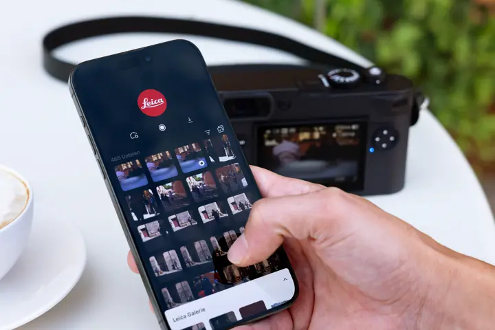 Leica M EV1 connected to Leica FOTOS app via smartphone