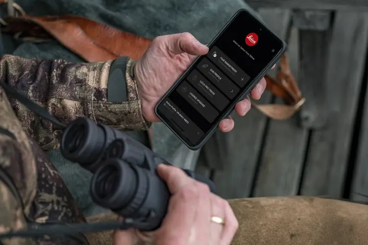 Hunter with his smartphone and the Leica Balllistics App