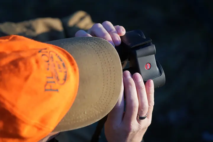 Huntress is looking through her Leica Geovid Pro