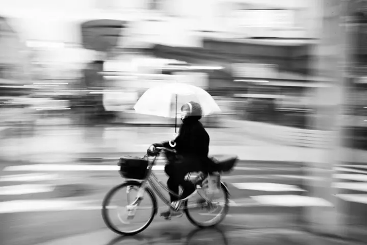 Femme avec un parapluie sous la pluie