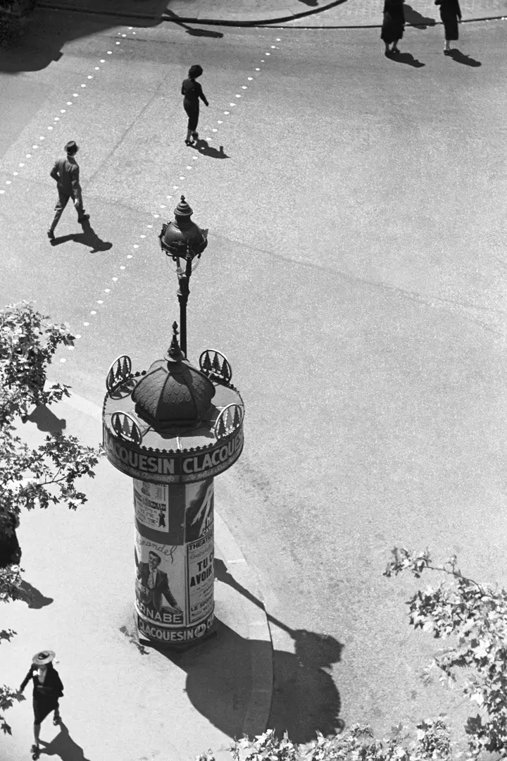 Street-Crossing--Paris-1935