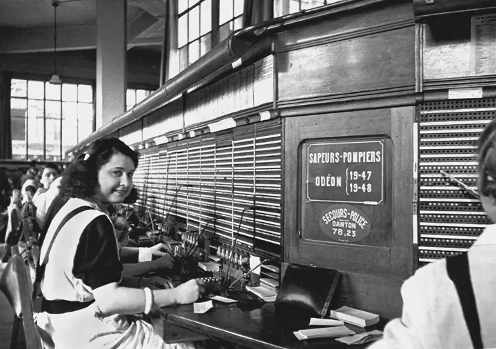 Telephone-Operators--Paris-1934