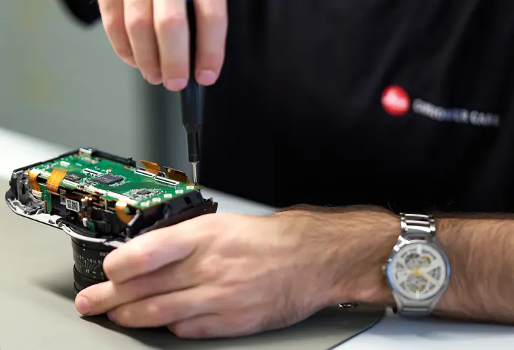 Hand repariert etwas