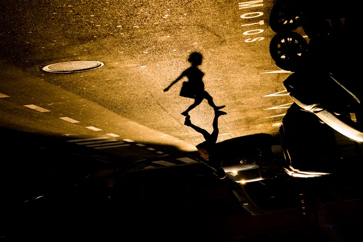 Joaquín Pastor - Sombra de un niño corriendo cruzando la calle