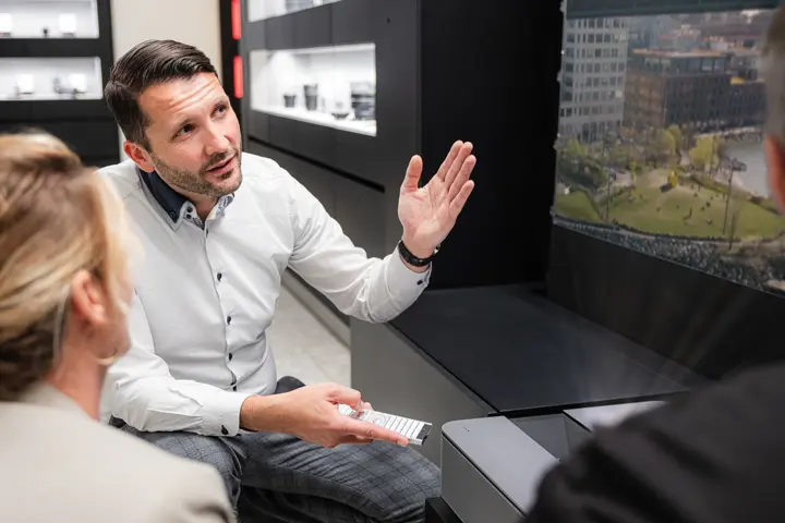 Salesperson advises couple on Cine 1