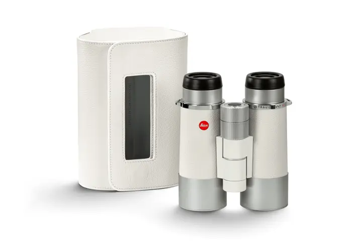 Leica Ultravid Ocean White standing next to the pouch