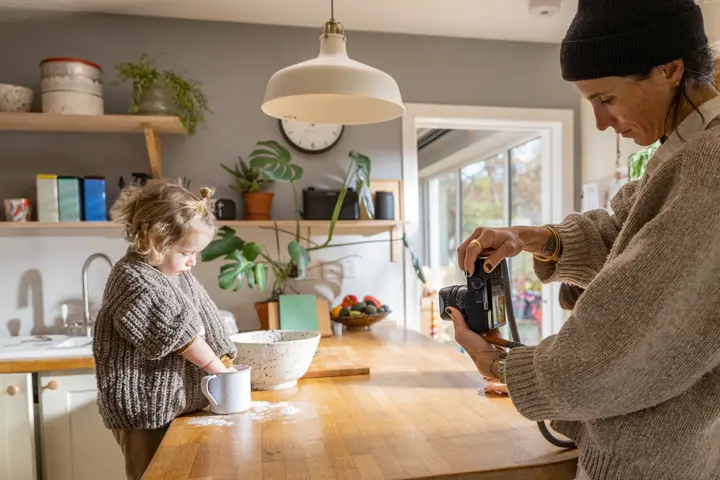 photographs her little daughter with the Q3 in her kitchen while baking
