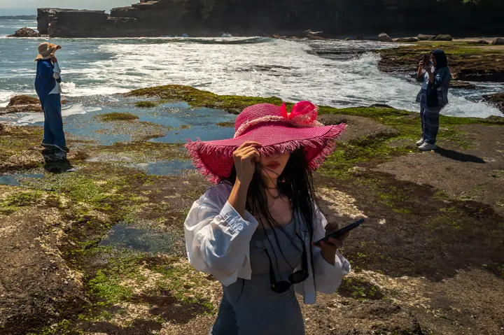 Victor M. Pérez - Mujer en las rocas con sombrero