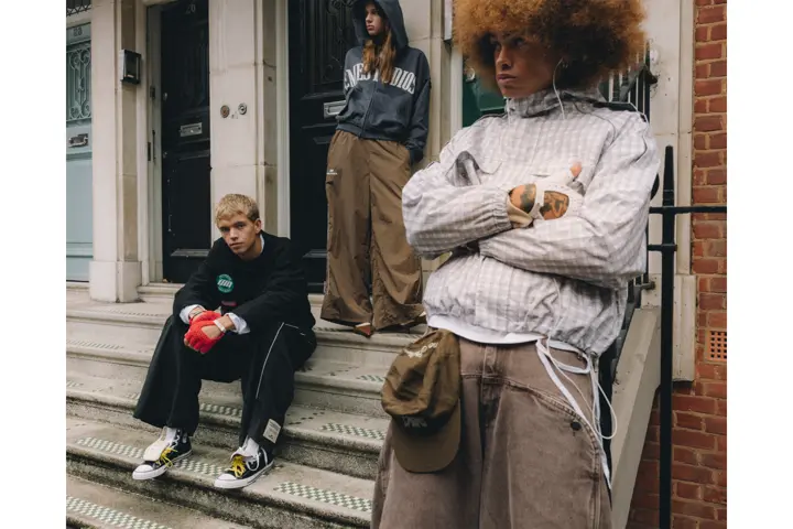 Grupo de jóvenes reunidos en la puerta de una casa