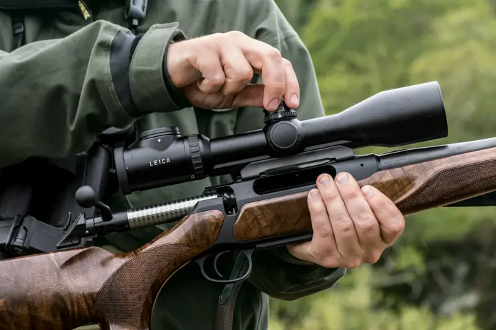 Hunter is adjusting his BDC on the Leica Magnus i