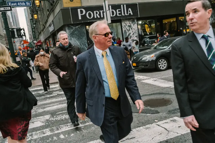 Gente cruzando una calle