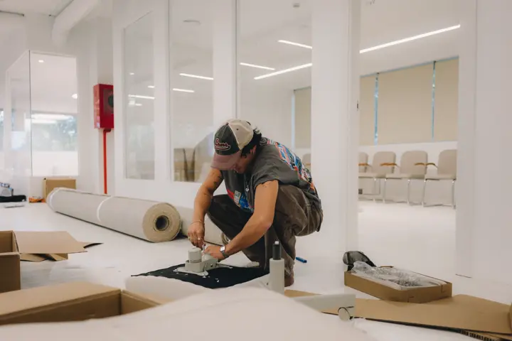 Backstage EME Studios - Chico agachado trabajando