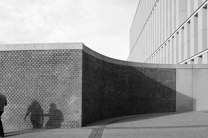 Sombras de personas en muro