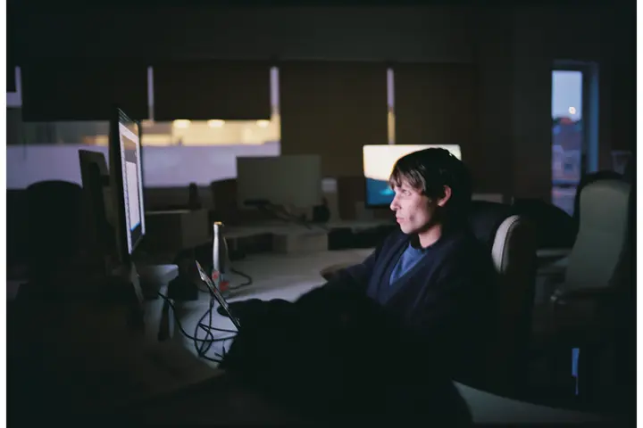 Hombre trabajando con el ordenador de noche