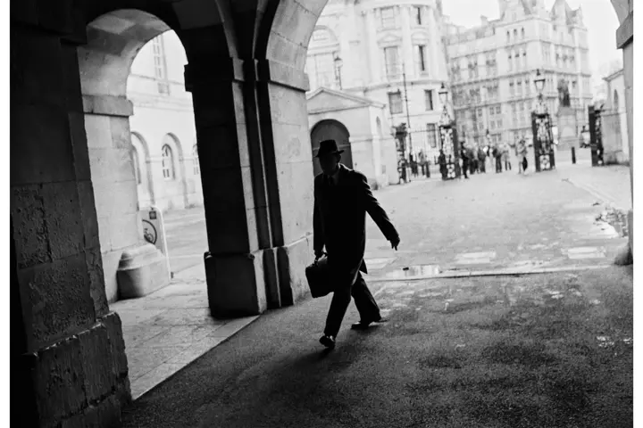 Hombre caminando por unos soportales