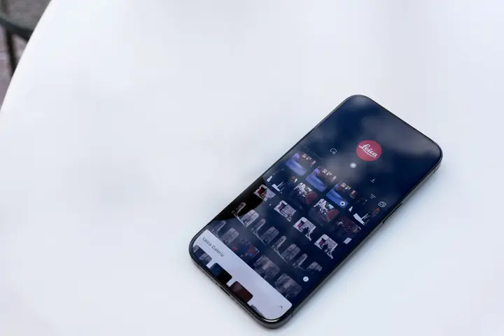 Colour image of Fotos app on mobile phone