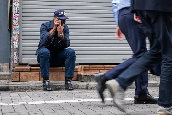 Jason Roman photographs pedestrians in Tokyo
