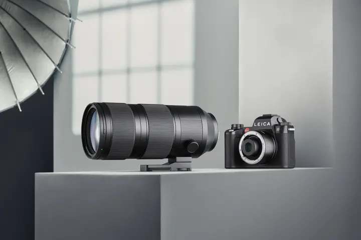 Leica SL3 next to the Vario-Elmarit-SL 70-200 on a desk