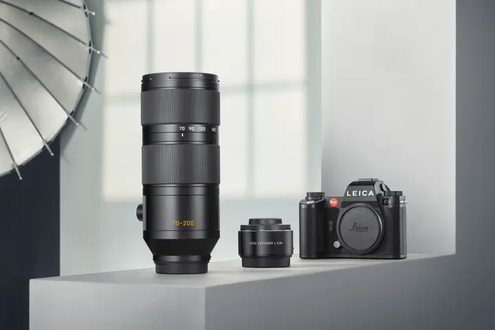 Leica SL3 next to the Vario-Elmarit-SL 70-200 and the Extender L 2.0x on a desk