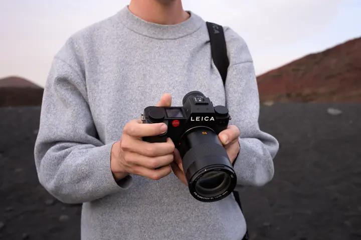 Leica SL3 with the APO-Summicron-SL 90 in hands