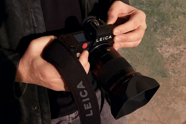 Leica SL3 with the APO-Summicron-SL 28 in hands