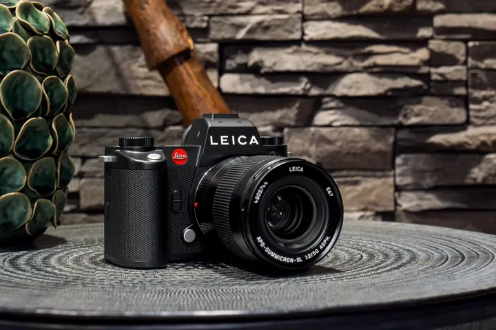 Leica SL3 with the APO-Summicron-SL 50 on a desk